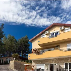 https://apartmani-darko-ilo.primorje-gorskikotar.com